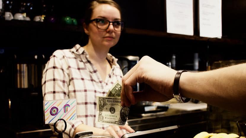 Good Samaritan! This Guy Didn’t Tip His Barista Until He Confirmed That She Was Watching