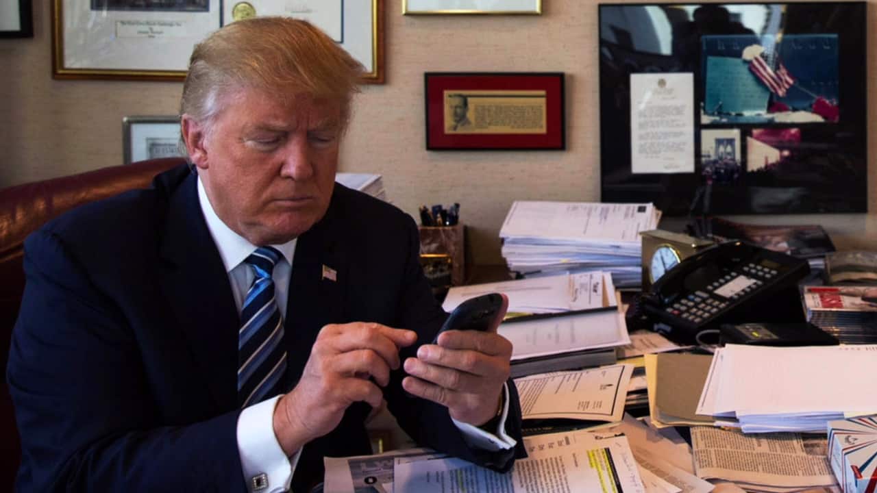 Donald Trump Realizes He Never Switched Over From Obama’s Email Signature