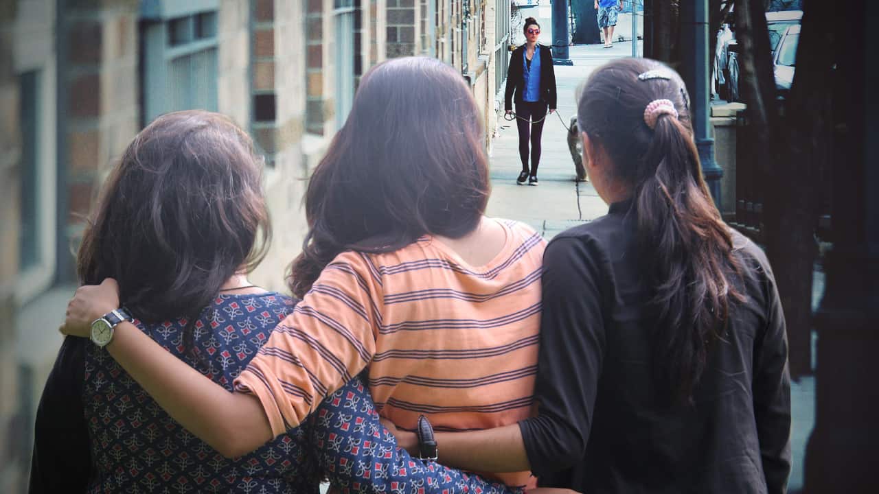 Brave Pedestrian Trio Stays Side by Side Despite Passerby